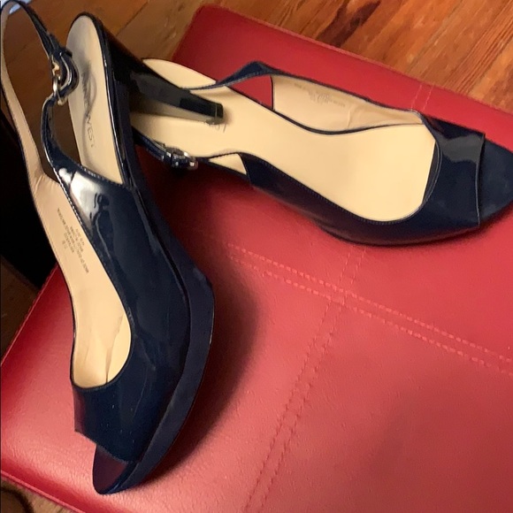 Open toe 2” strap shoe. - Picture 6 of 7